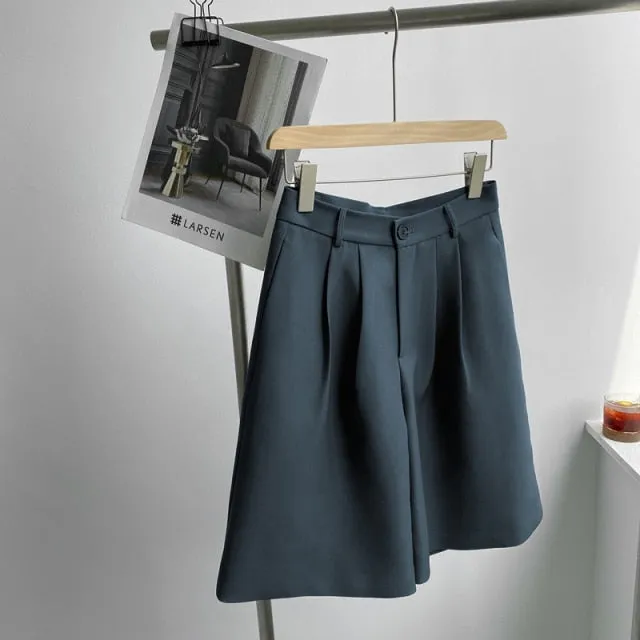 Knee-Length Shorts With Pleated Details